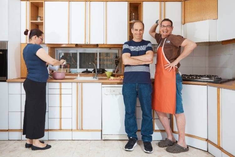 חבר'ה מבלים במטבח